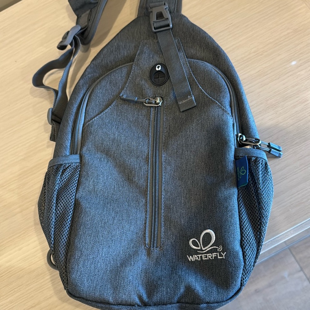 Crossbody travel bag.